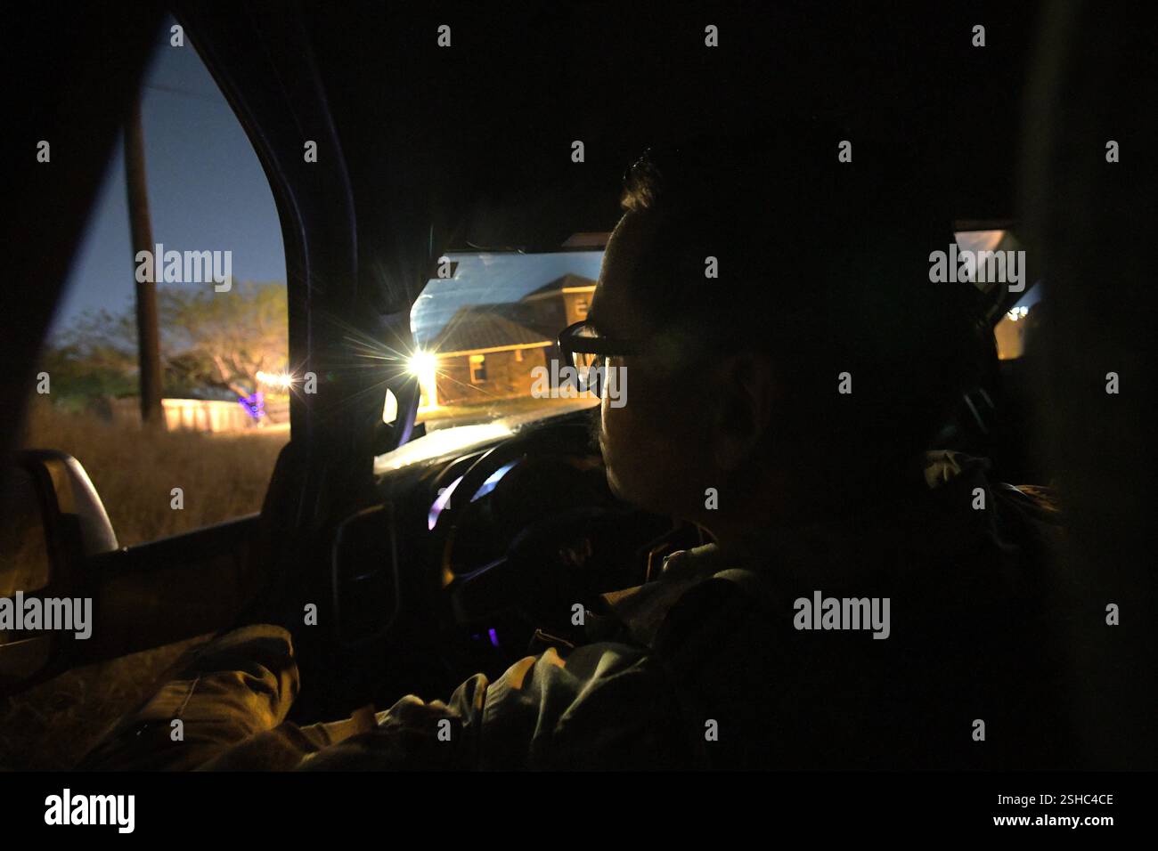 Un soldato degli Stati Uniti con la Texas Army National Guard, assegnato alla Texas Tactical Border Force, osserva un vicolo a Roma, Texas, 5 febbraio 2025, dopo che gli individui hanno attraversato il vicino fiume Rio grande negli Stati Uniti. S e probabilmente si sposterebbero attraverso quell'area. Il TTBF, composto da membri della Guardia Nazionale del Texas in uno stato di servizio attivo, lavora con funzionari delle forze dell'ordine statali e federali, tra cui la pattuglia di frontiera degli Stati Uniti, con una missione continua per scoraggiare, individuare e fermare i valichi di frontiera illegali e per interdire i criminali transnazionali. (Foto dell'esercito degli Stati Uniti del sergente Jon Soucy di prima classe) Foto Stock