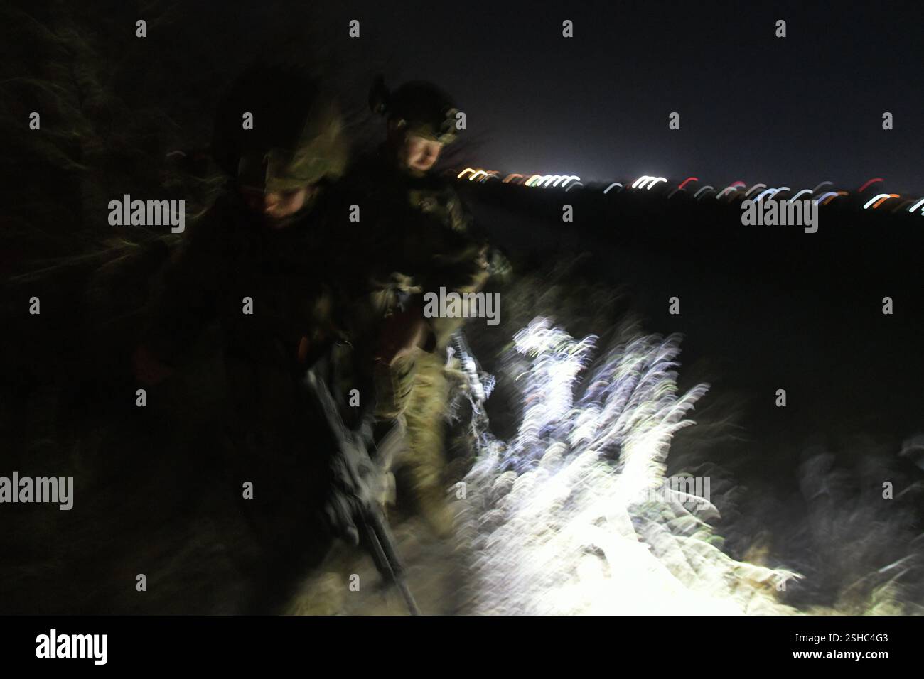 I soldati statunitensi con la Texas Army National Guard, assegnati alla Texas Tactical Border Force, si spostano lungo la sponda statunitense del fiume Rio grande vicino a Roma, Texas, mentre cercano un individuo che attraversava il fiume negli Stati Uniti, il 5 febbraio 2025. Il TTBF, composto da membri della Guardia Nazionale del Texas in uno stato di servizio attivo, lavora con funzionari delle forze dell'ordine statali e federali, tra cui la pattuglia di frontiera degli Stati Uniti, con una missione continua per scoraggiare, individuare e fermare i valichi di frontiera illegali e per interdire i criminali transnazionali. (Foto dell'esercito degli Stati Uniti del sergente Jon Soucy di prima classe) Foto Stock