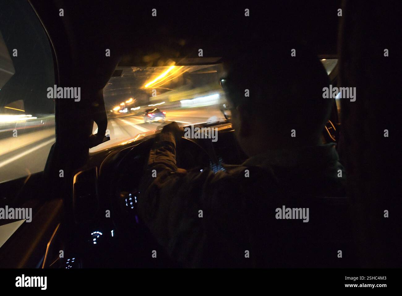 Un soldato statunitense con la Texas Army National Guard, assegnato alla Texas Tactical Border Force, sposta il suo veicolo della squadra in posizione mentre risponde a una richiesta di assistenza radio da parte degli agenti del Border Patroll per intercettare potenzialmente individui che avevano attraversato illegalmente negli Stati Uniti iin Roma, Texas, 5 febbraio 2025. Il TTBF, composto da membri della Guardia Nazionale del Texas in uno stato di servizio attivo, lavora con funzionari delle forze dell'ordine statali e federali, tra cui la pattuglia di frontiera degli Stati Uniti, con una missione continua per scoraggiare, individuare e fermare i valichi di frontiera illegali e per interdire le transazioni Foto Stock