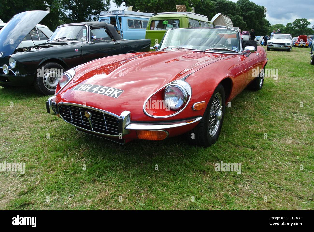 Una Jaguar e Type convertibile del 1972 parcheggiata in mostra al 49th Historic Vehicle Gathering, Powderham, Devon, Inghilterra, Regno Unito. Foto Stock