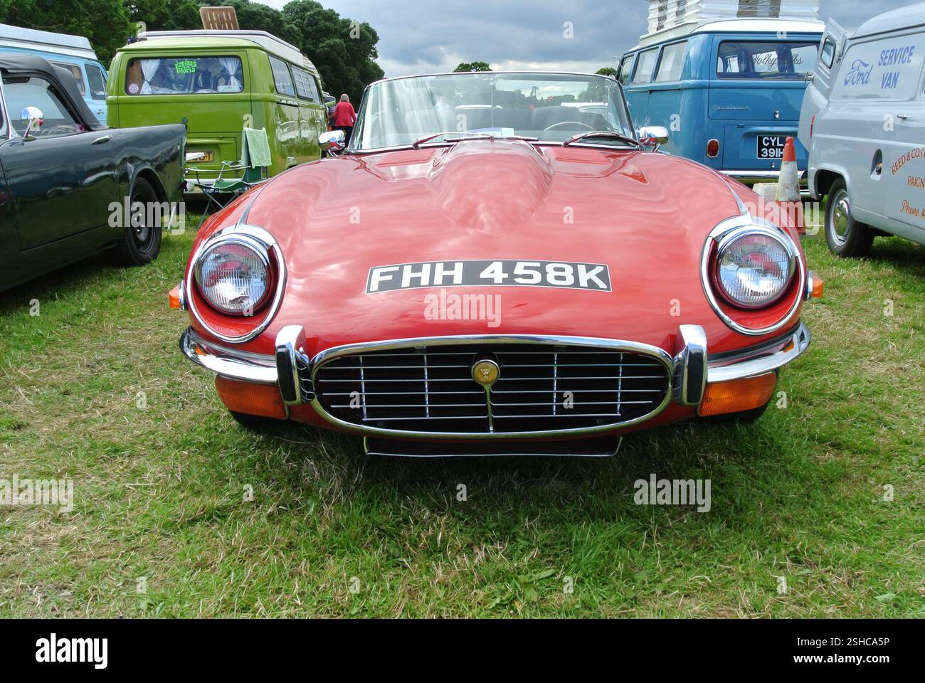 Una Jaguar e Type convertibile del 1972 parcheggiata in mostra al 49th Historic Vehicle Gathering, Powderham, Devon, Inghilterra, Regno Unito. Foto Stock