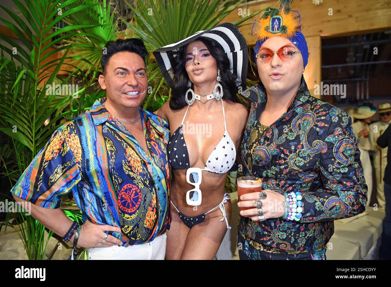 Matthias Mangiapane, Micaela Schäfer, Julian F. M. Stöckel bei der PROMIS UNTER PALMEN Premiere im BeachMitte a Berlino AM 10.02.2025 *** Matthias Mangiapane, Micaela Schäfer, Julian F M Stöckel alla prima PROMIS UNTER PALMEN al BeachMitte di Berlino il 10 02 2025 Foto Stock