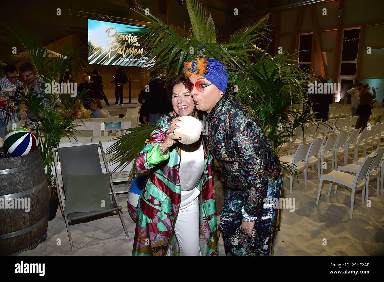 Prisieben Premiere PROMIS UNTER PALMEN Premiere des Realityformats von ProSieben Sat1 Promis unter Palmen im Beach Mitte Berlin, AM 10.02.2025 *** Prisieben Premiere PROMIS UNTER PALMEN Premiere del reality format di ProSieben Sat1 Promis unter Palmen at Beach Mitte Berlin, il 10 02 2025 Photopress Mueller Foto Stock
