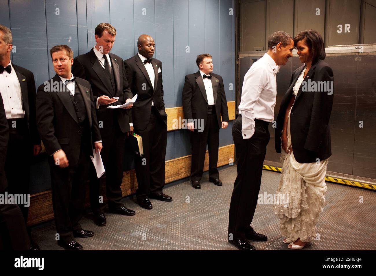 Il presidente Barack Obama e la First Lady Michelle Obama condividere un momento privato in un ascensore merci ad una sfera inaugurale. Washington, D.C. 1/20/09 Official White House Photo by Pete Souza Foto Stock