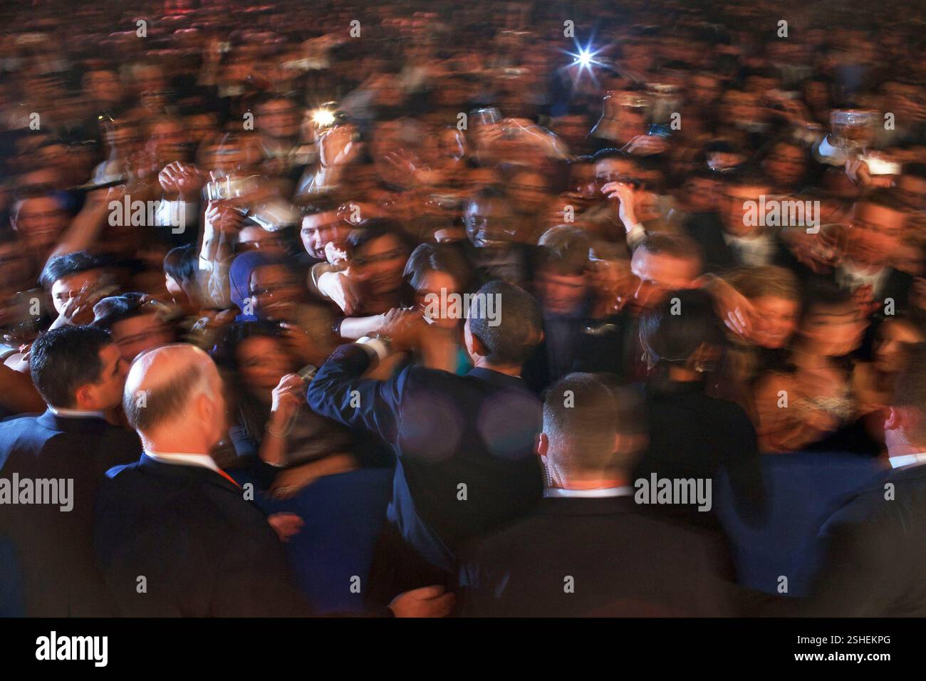 Il presidente Barack Obama e la First Lady Michelle Obama salutare sostenitori nelle prime ore del mattino presso la sfera personale presso la c.c. Armeria, Washington, Gennaio 21, 2009. Gazzetta White House Photo by Pete Souza Foto Stock