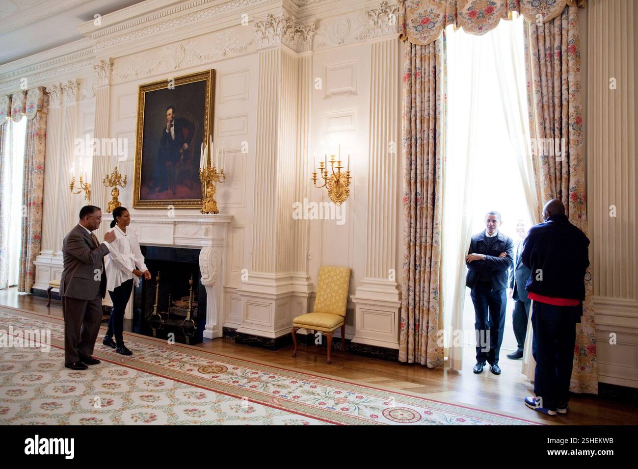 Il presidente Barack Obama e la First Lady Michelle Obama tour dello Stato sala da pranzo con White House Chief Usher Admiral Stephen 'Steve' Rochon, sinistra; curatore William 'Bill' Allman e Personal Aide Reggie amore, a destra. 1/24/09 ufficiale di Casa Bianca Foto di Pete Souza Foto Stock