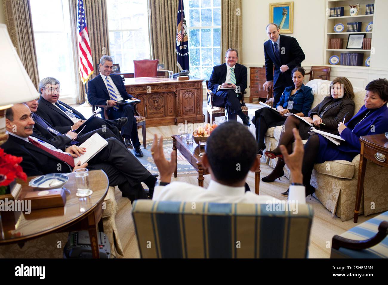 Il presidente Barack Obama incontra con i consulenti senior nell'ufficio ovale. 2/2/09. Gazzetta White House Photo by Pete Souza Foto Stock