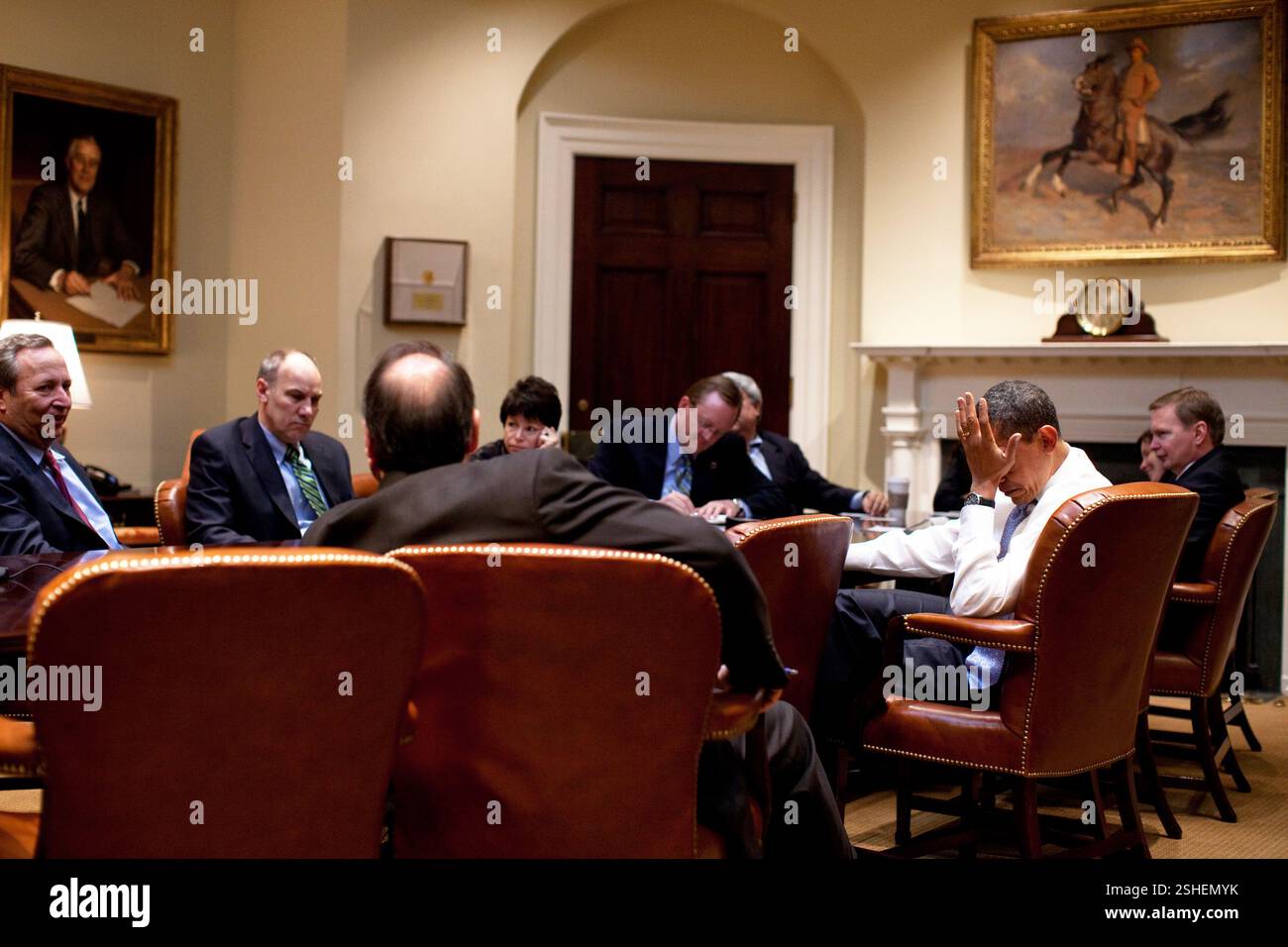 Il presidente Barack Obama incontra con i consulenti senior in the Roosevelt Room. 2/16/09. Gazzetta White House Photo by Pete Souza Foto Stock