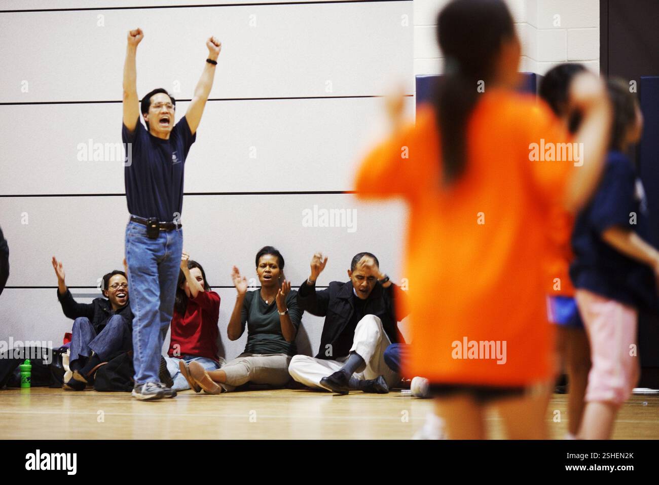 Il presidente Barack Obama e la First Lady Michelle Obama allegria durante la loro figlia Sasha Obama il gioco del basket. 2/21/09 Official White House Photo by Pete Souza Foto Stock