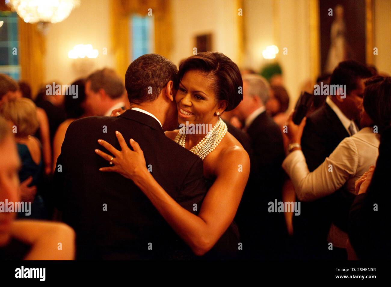 Il presidente Barack Obama e la First Lady Michelle Obama ballare mentre la banda messa a terra, il vento e il fuoco esegue presso i governatori palla in stato sala da pranzo della Casa Bianca 2/22/09. Gazzetta White House Photo by Pete Souza Foto Stock