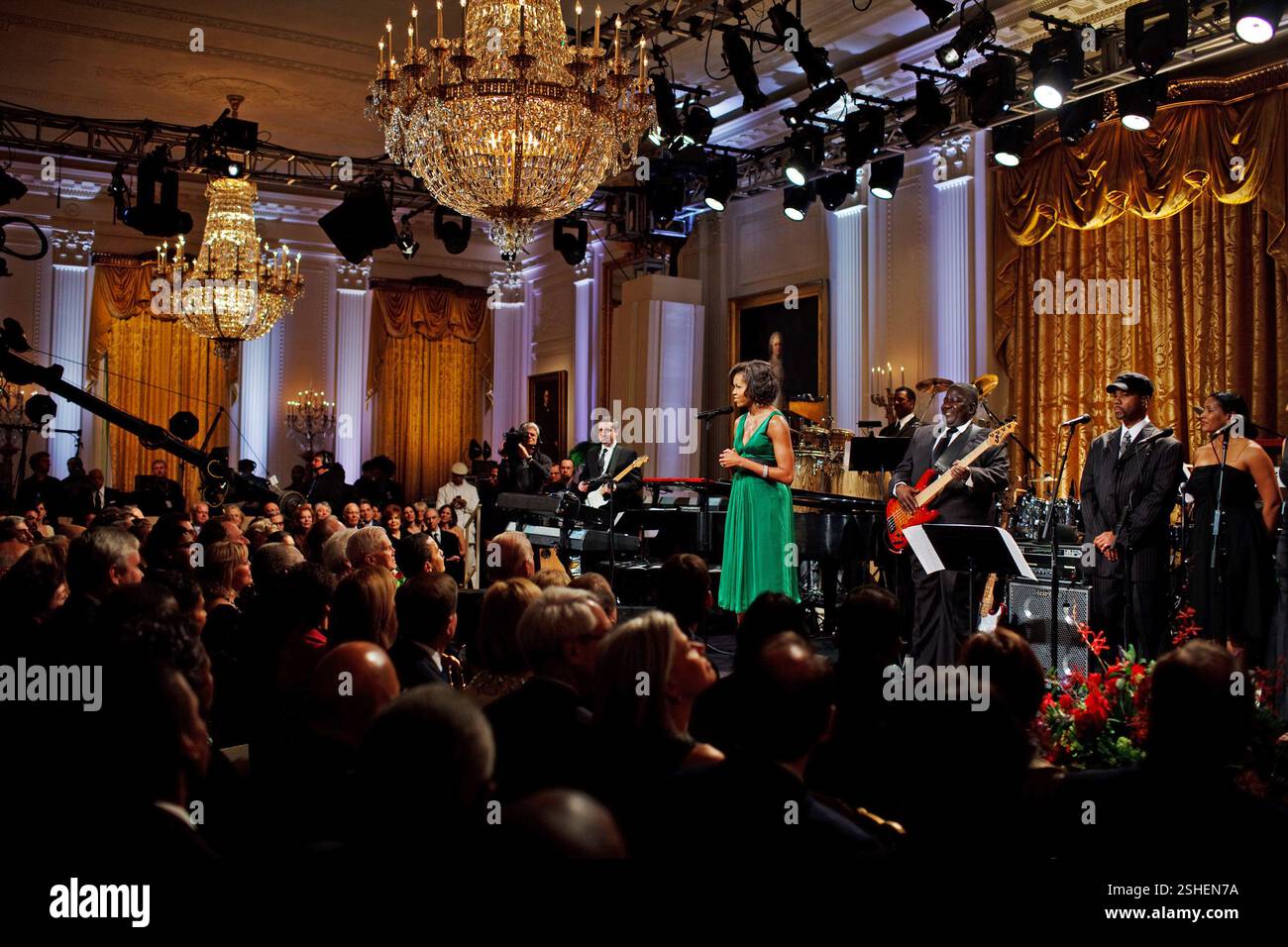 La First Lady Michelle Obama parla a un concerto alla Casa Bianca in onore di Stevie Wonder in Oriente Camera per 'PBS/Stevie Wonder in termini di prestazioni alla Casa Bianca." 2/25/09 Official White House Photo by Pete Souza Foto Stock