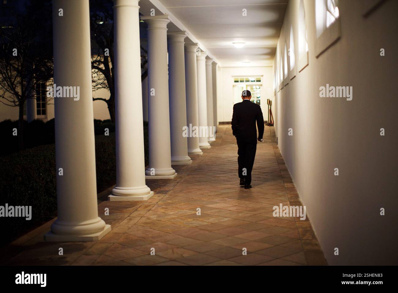 Il presidente Barack Obama passeggiate lungo il colonnato verso l'Ufficio Ovale. 2/26/09. Gazzetta White House Photo by Pete Souza Foto Stock