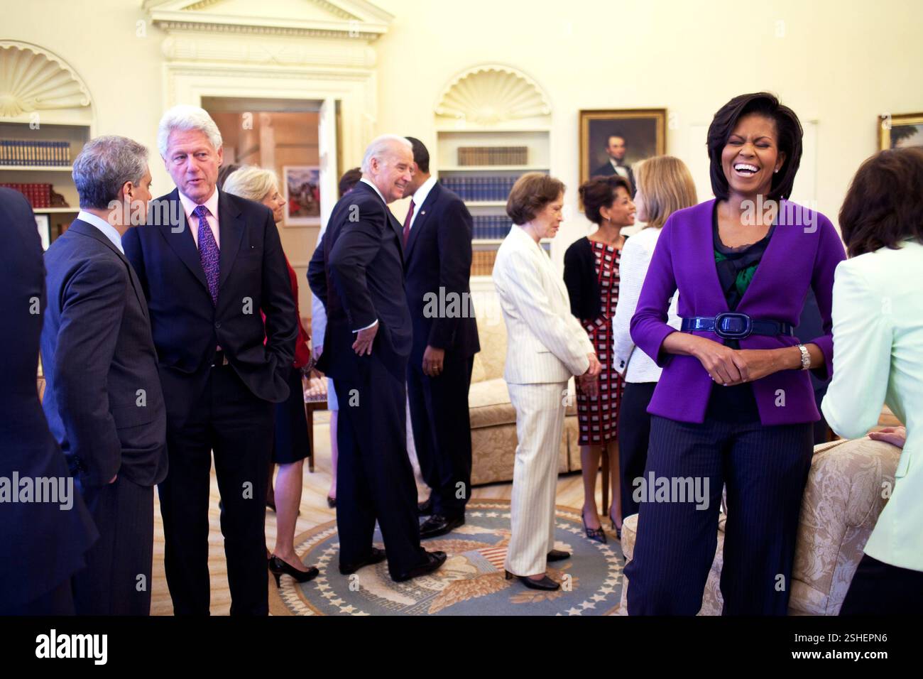 Il presidente Barack Obama, sfondo, e la First Lady Michelle Obama salutare gli ospiti nell'ufficio ovale del 21 aprile 2009, compreso l'ex Presidente Bill Clinton, U.S. Il senatore Edward M. Kennedy, ex prima Signora Rosalynn Carter, centro, insieme al Vice Presidente Joe Biden. Gazzetta White House Photo by Pete Souza Foto Stock