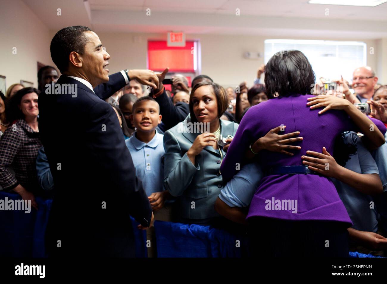 Il presidente Barack Obama e la First Lady Michelle Obama sono accolti dalla scuola i bambini presso la scuola di sementi in Washington DC dopo la firma del Kennedy atto di servizio per servizio nazionale 4/21/09. Gazzetta White House Photo by Pete Souza Foto Stock