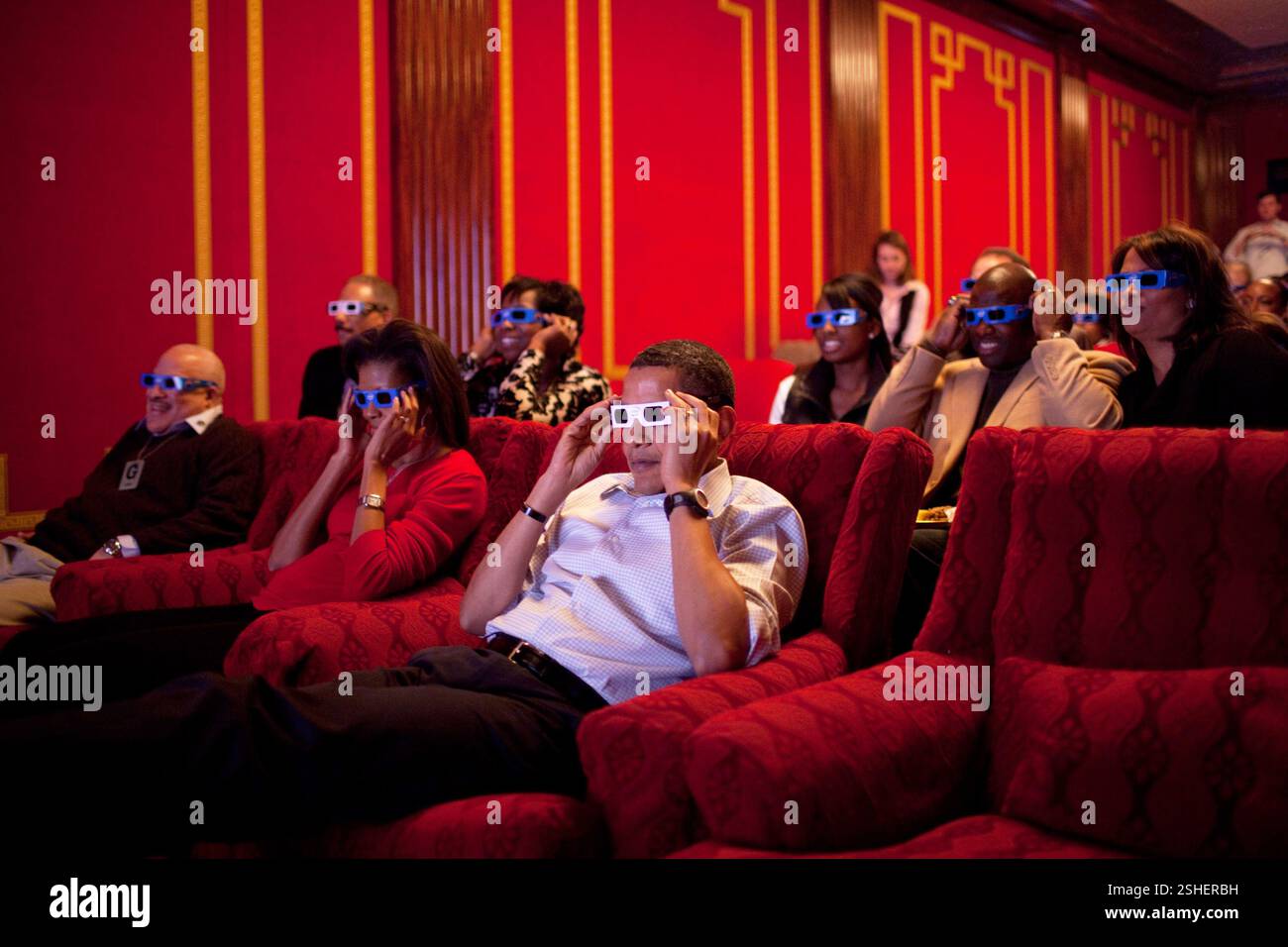 Il presidente Barack Obama e la First Lady Michelle Obama indossare occhiali 3-D mentre si guarda il Super Bowl 43, Arizona Cardinals vs. Pittsburgh Steelers, in corrispondenza di un Super Bowl Party in famiglia teatro della Casa Bianca. Gli ospiti inclusa la famiglia, gli amici, i membri del personale e bipartisan membri del Congresso, 2/1/09. Gazzetta White House Photo by Pete Souza Foto Stock