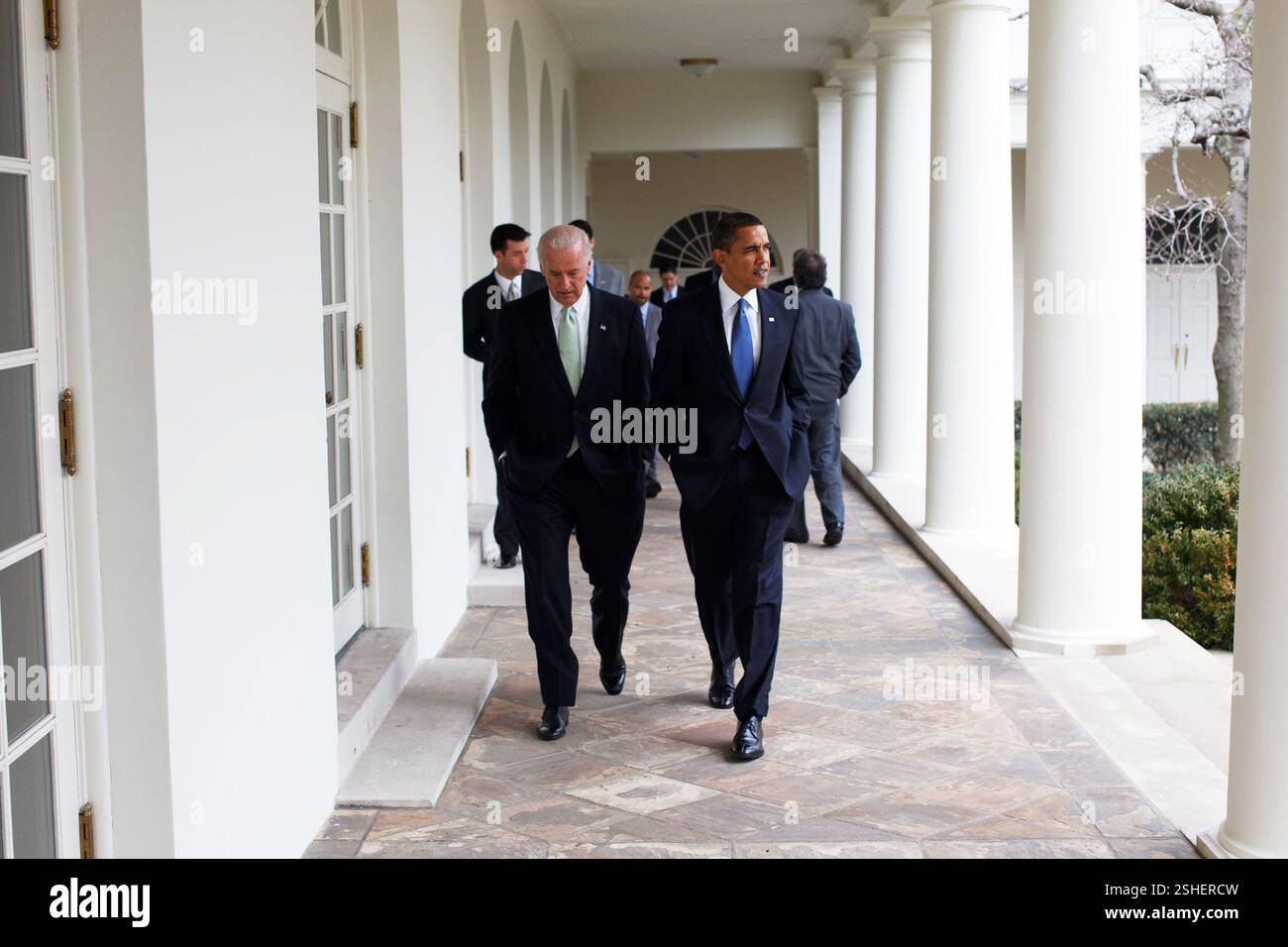 Il presidente Obama passeggiate all Ufficio Ovale lungo il colonnato con Vice Presidente Joe Biden 2/3/09. Gazzetta White House Photo by Pete Souza Foto Stock