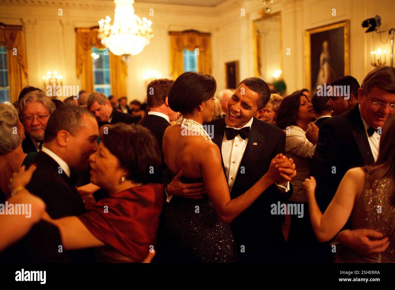 Il presidente Barack Obama e la First Lady Michelle Obama ballare mentre la banda messa a terra, il vento e il fuoco esegue presso i governatori palla in stato sala da pranzo della Casa Bianca 2/22/09. Gazzetta White House Photo by Pete Souza Foto Stock