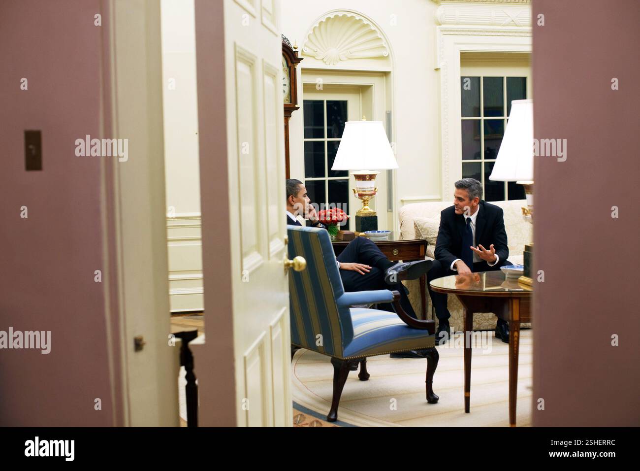 Il presidente Barack Obama incontra con l'attore George Clooney all Ufficio Ovale 2/23/09. Gazzetta White House Photo by Pete Souza Foto Stock