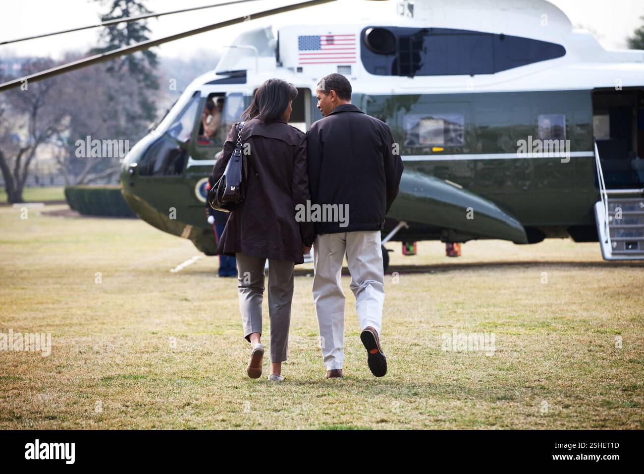 Il presidente Barack Obama e la First Lady Michelle Obama a piedi a Marina Uno sul South Lawn prima di dirigervi a Camp David 3/7/09. Gazzetta White House Photo by Pete Souza Foto Stock