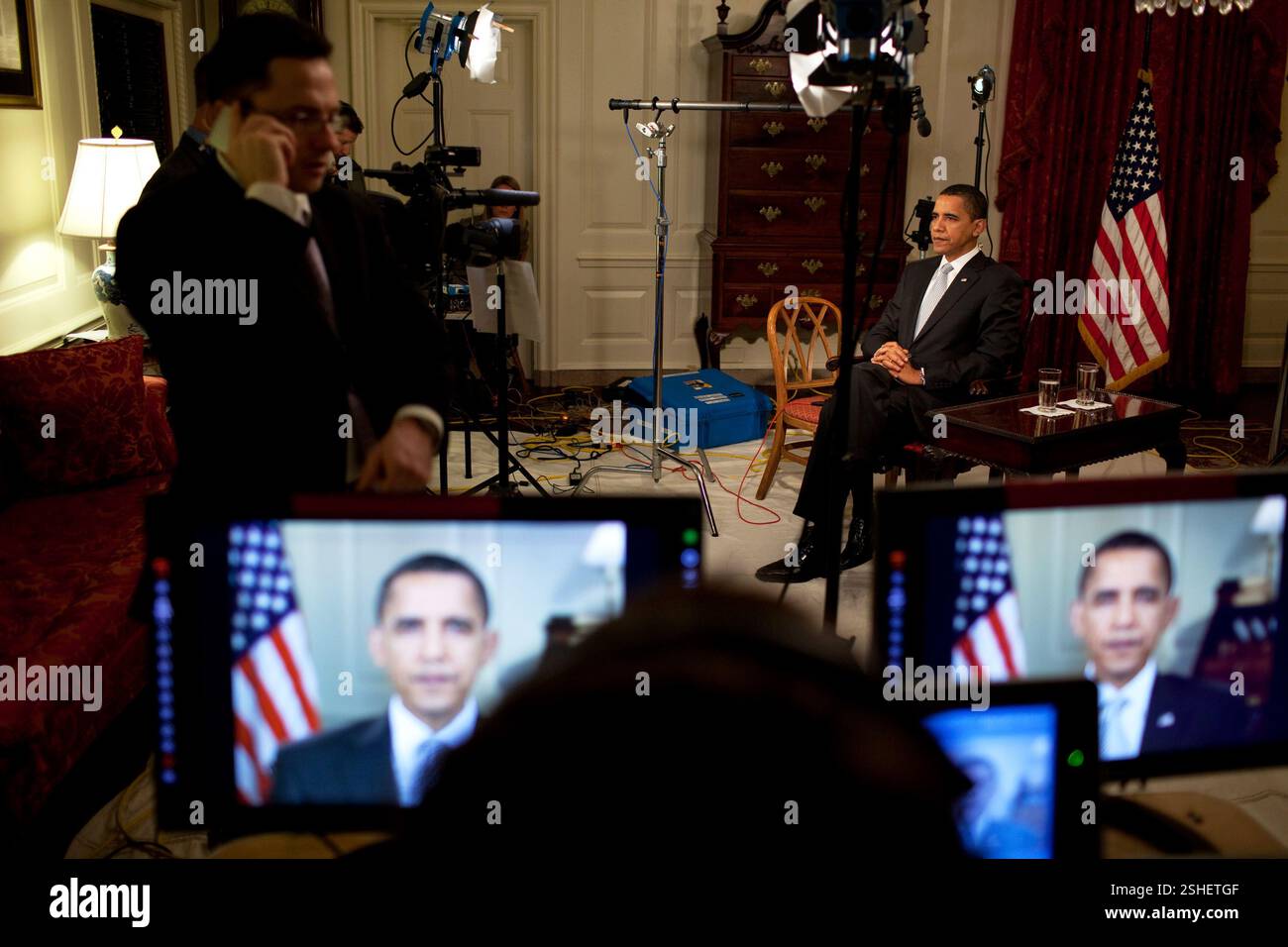 Il presidente Obama conduce interviste nella mappa Room 3/30/09. Gazzetta White House Photo by Pete Souza Foto Stock