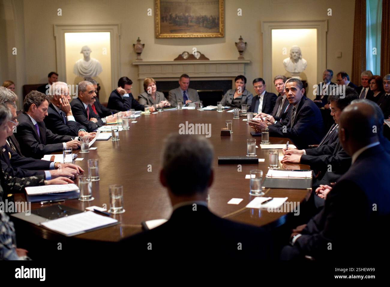 Il presidente Barack Obama incontra i membri del suo gabinetto nel Cabinet Room alla Casa Bianca il 20 aprile 2009. Gazzetta White House Photo by Pete Souza Foto Stock
