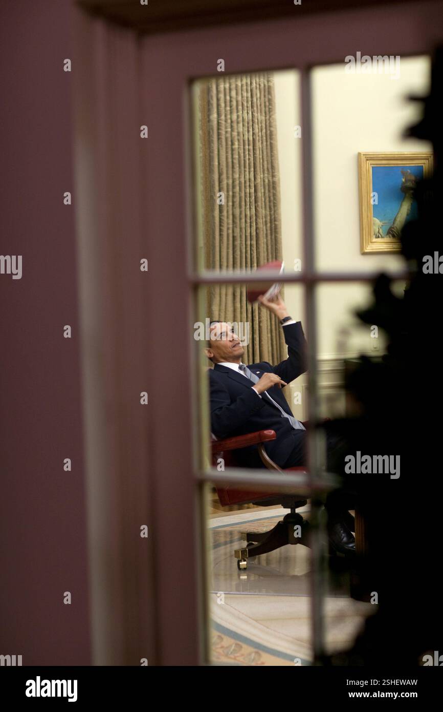 Il presidente Barack Obama gioca con un calcio in ufficio ovale 4/23/09. Gazzetta White House Photo by Pete Souza Foto Stock
