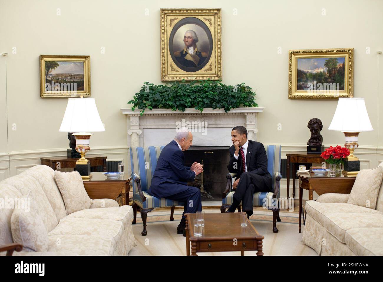 Il presidente Barack Obama incontra il presidente israeliano Shimon Peres all Ufficio Ovale Martedì, 5 maggio 2009. Gazzetta White House Photo by Pete Souza Foto Stock