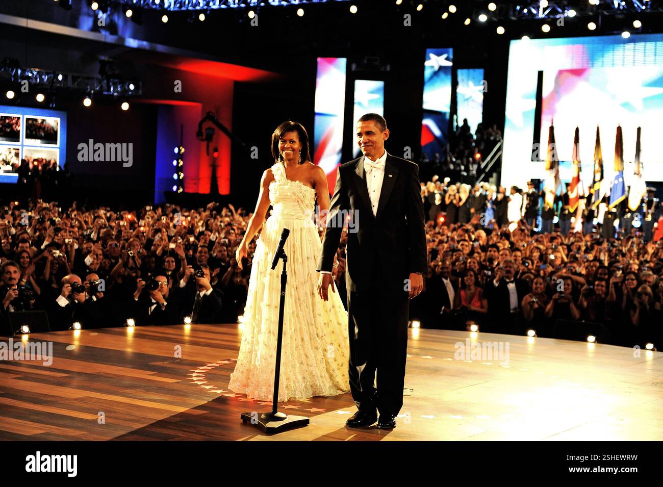La folla esulta come il Presidente Barack Obama e la First Lady Michelle Obama arriva alla sfera di quartiere nel centro cittadino di Washington D.C., 20 gennaio, 2009. Foto Stock