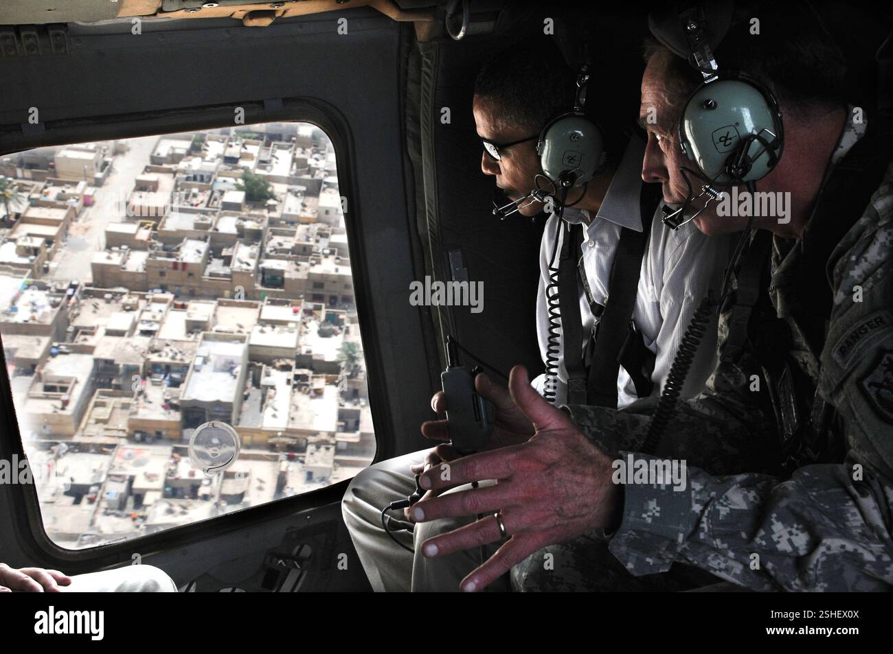 Stati Uniti Esercito gen. David H. Petraeus, destra, comandante della forza multinazionale in Iraq, discute i miglioramenti di protezione con il Sen. Barack Obama, sinistra, durante una gita aerea di Baghdad, Iraq, 21 luglio 2008.DoD Foto di SSG Lorie Jewell Foto Stock
