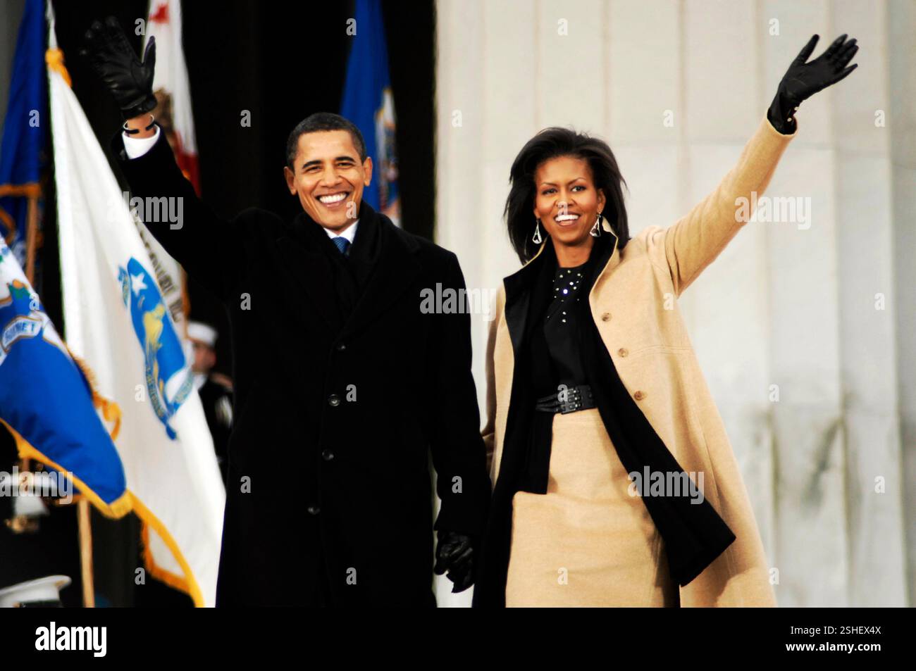 Il presidente eletto Barack Obama e Michelle Obama onda per la folla raccolta presso il Lincoln Memorial sul National Mall di Washington D.C., Gennaio 18, 2009. DoD foto di comunicazione di massa Specialist 1a classe Anthony Dallas, Stati Uniti Navy Foto Stock