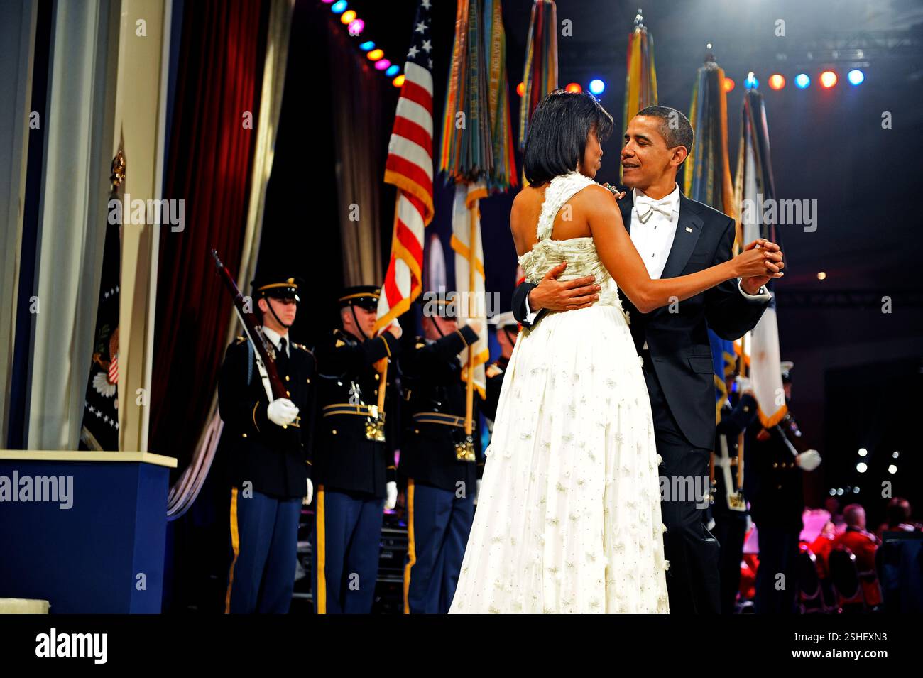 Il presidente Barack Obama e la first lady Michelle Obama danza al Mid-Atlantic palla nel centro cittadino di Washington D.C., 20 gennaio, 2009. DoD foto di Tech. Sgt. Suzanne giorno, U.S. Air Force Foto Stock