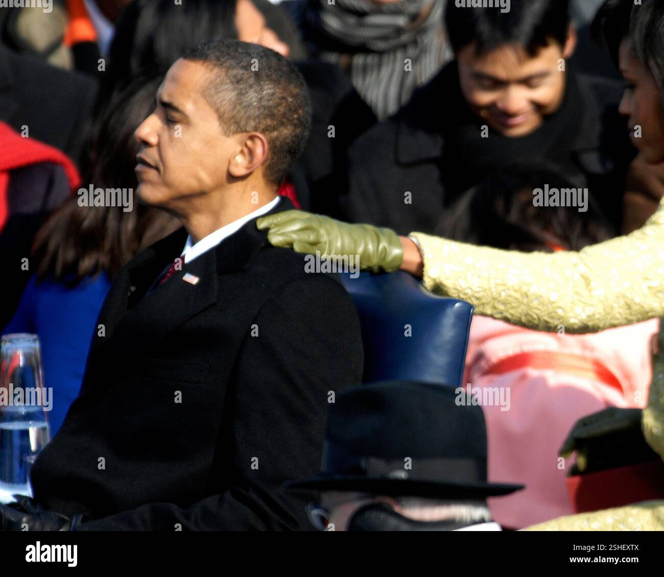 Michelle Obama dà il presidente eletto Barack Obama supporto prima della cerimonia di giuramento cerimonia presso l'U.S. Capitol in Washington, 20 gennaio, 2009. DoD foto di Master Sgt. Cecilio Ricardo, U.S. Air Force Foto Stock