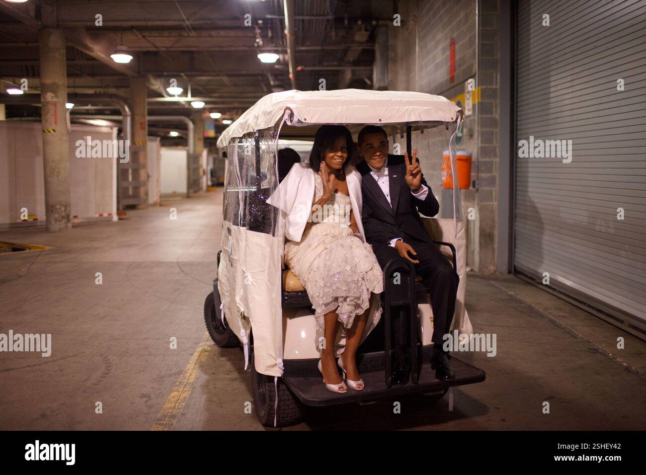 Il presidente Barack Obama e la First Lady Michelle Obama ride in un carrello da golf una palla inaugurale 1/20/09 Official White House Photo by Pete Souza Foto Stock