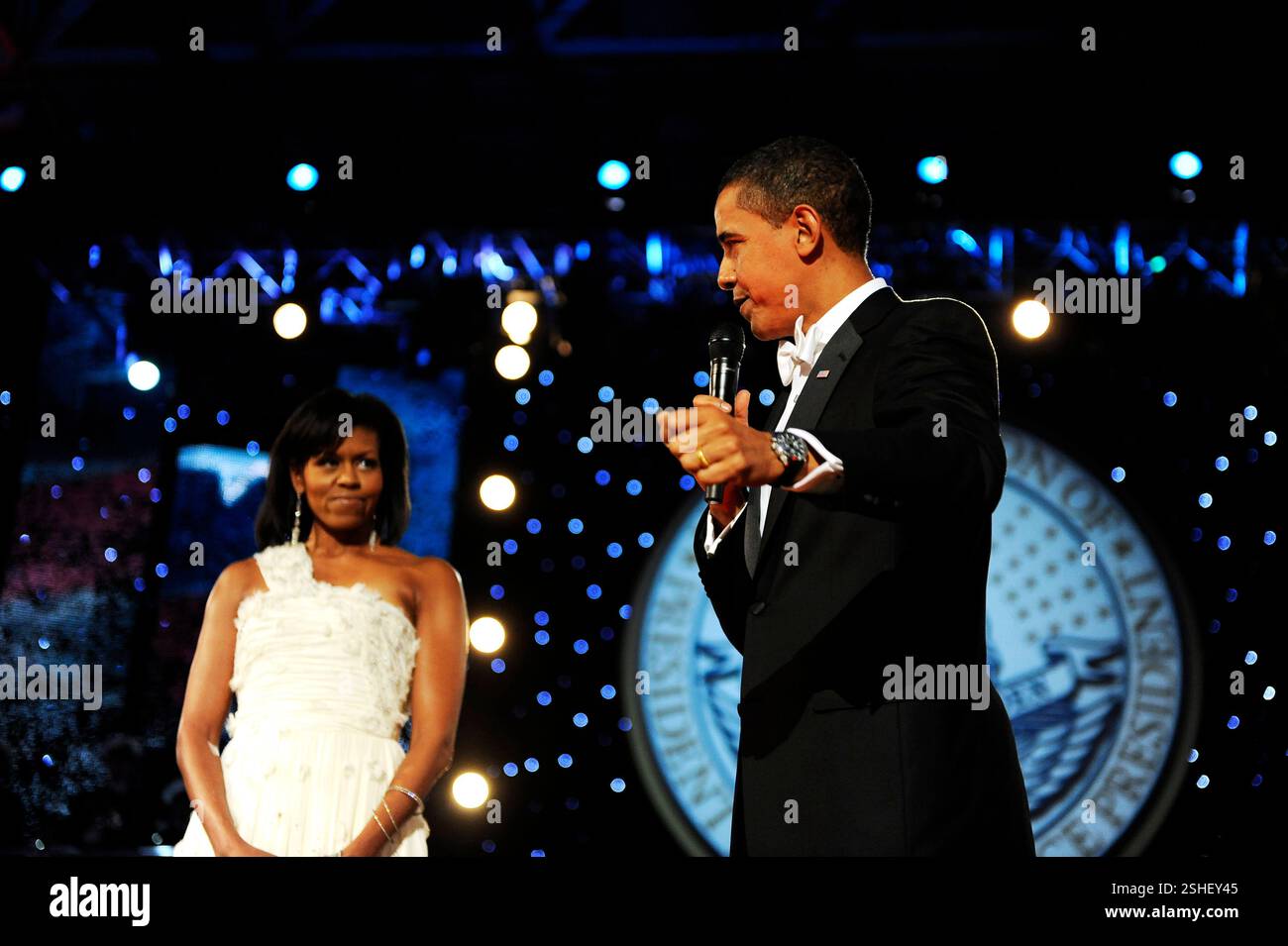 Il presidente Barack Obama, con la first lady Michelle Obama al suo fianco, parla alla folla presso il quartiere la sfera nel centro cittadino di Washington D.C., Gennaio 20, 2009.DoD foto di Tech. Sgt. Suzanne giorno, U.S. Air Force Foto Stock
