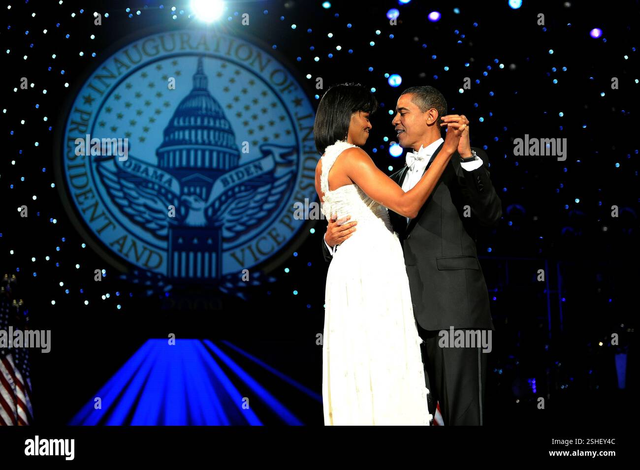 Il presidente Barack Obama e la first lady Michelle Obama dance presso il quartiere la sfera nel centro cittadino di Washington D.C., 20 gennaio, 2009. DoD foto di Tech. Sgt. Suzanne giorno, U.S. Air Force Foto Stock
