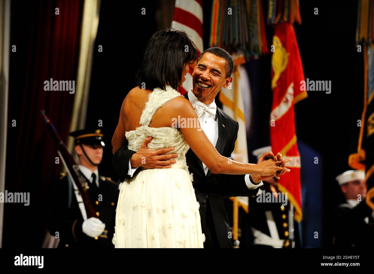 Il presidente Barack Obama e la First Lady Michelle Obama danza al Mid-Atlantic palla nel centro cittadino di Washington D.C., Gennaio 20, 2009.DoD foto da Tech. Sgt. Suzanne giorno, U.S. Air Force Foto Stock