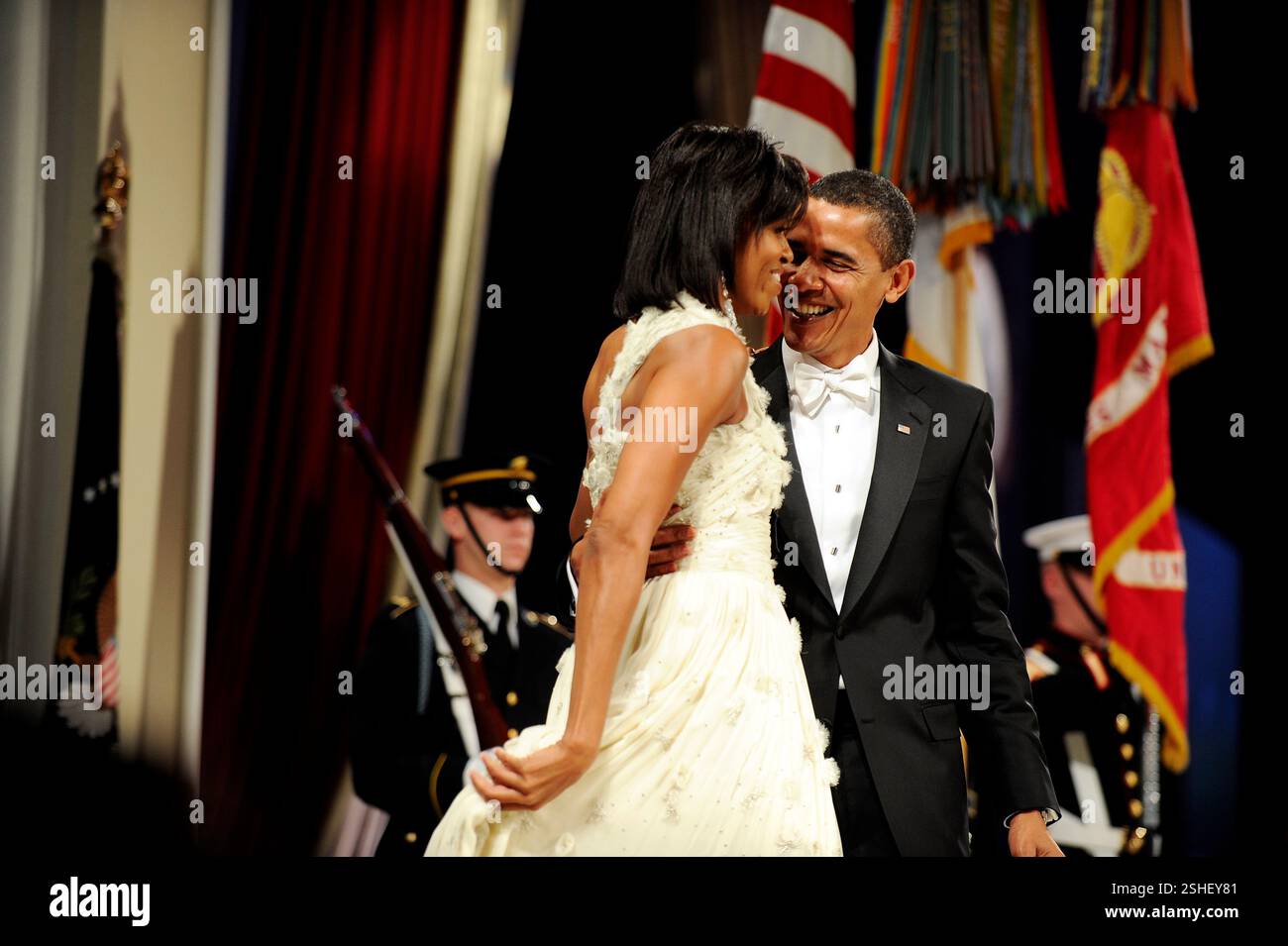 Il presidente Barack Obama e la first lady Michelle Obama terminare la loro danza al Mid-Atlantic palla nel centro cittadino di Washington D.C., Gennaio 20, 2009.DoD foto di Tech. Sgt. Suzanne giorno, U.S. Air Force Foto Stock