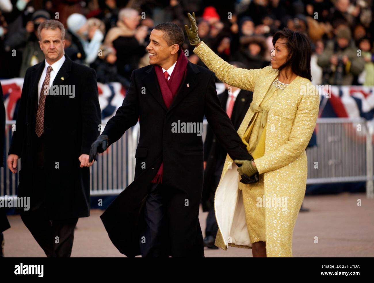Il presidente Barack Obama e la first lady Michelle Obama onda per la folla fodera Pennsylvania Avenue durante la cinquantaseiesima Parata inaugurale a Washington, 20 gennaio, 2009. DoD foto di comunicazione di massa Specialist 1a classe Ciad J. McNeeley Foto Stock
