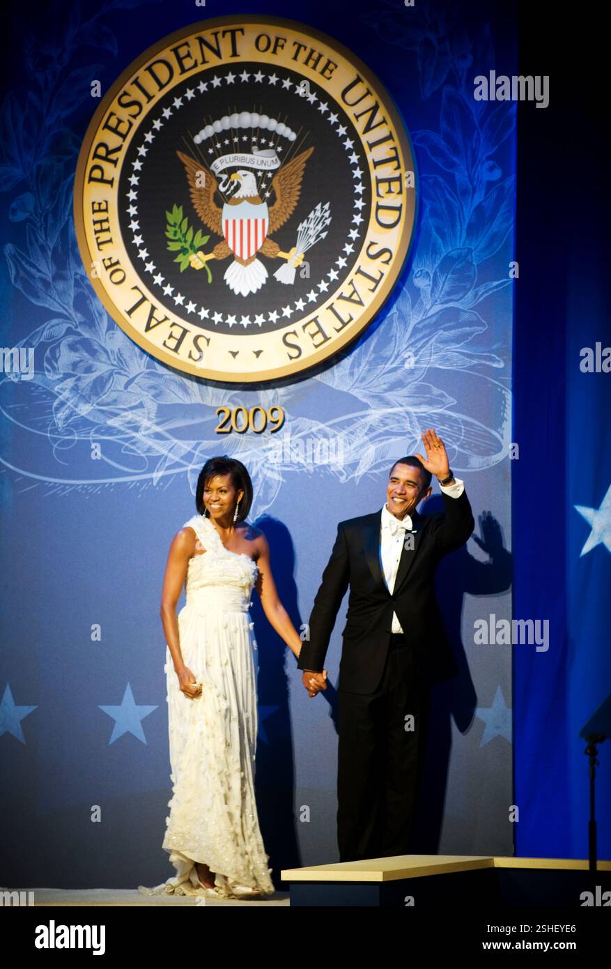 Il presidente Barack Obama e la first lady Michelle Obama onda al pubblico dopo il ballo presso il comandante in capo della palla al National Building Museum di Washington, 20 gennaio, 2009. La sfera onorato dell'America i membri del servizio, delle famiglie dei caduti e feriti guerrieri. DoD foto di comunicazione di massa Specialist 1a classe Ciad J. McNeeley Foto Stock