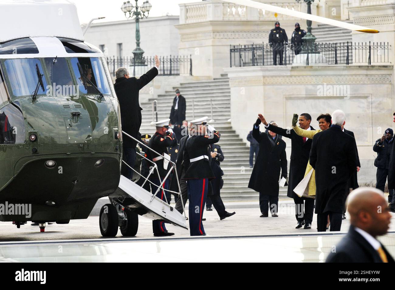 Il presidente Barack Obama e la first lady Michelle Obama Wave addio all ex Presidente George W Bush e Laura Bush come essi board Marine Corps elicottero (HMX-1) per la loro partenza presso l'U.S. Capitol est davanti a Washington, 20 gennaio, 2009. DoD Foto di Capo Tecnico elettronico James Clark, U.S. Navy Foto Stock