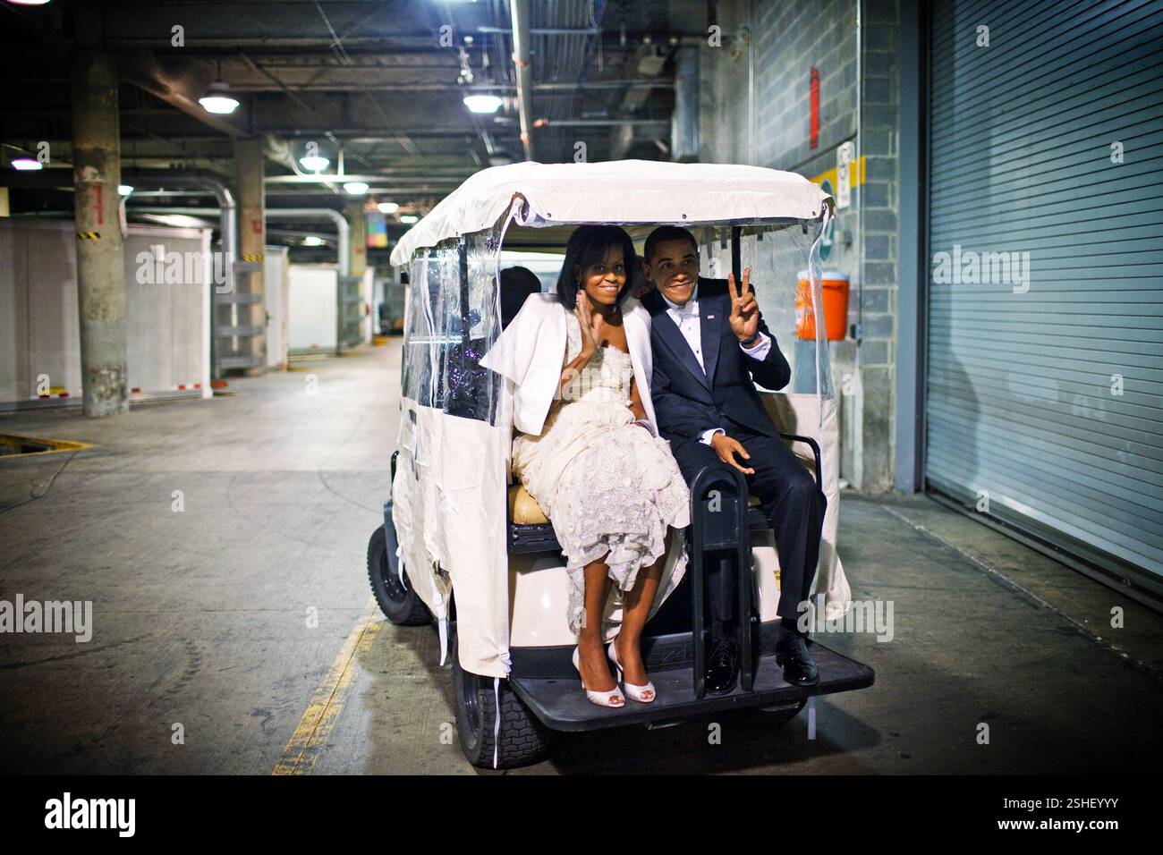Il presidente Barack Obama e la First Lady Michelle Obama ride in un carrello da golf in una sfera inaugurale 1/20/09. Gazzetta White House Photo by Pete Souza Foto Stock