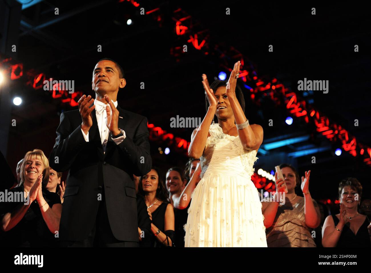 Il presidente Barack Obama e la First Lady Michelle Obama e mostrano il loro apprezzamento per gli esecutori presso il quartiere la sfera nel centro cittadino di Washington D.C., 20 gennaio, 2009. Foto Stock