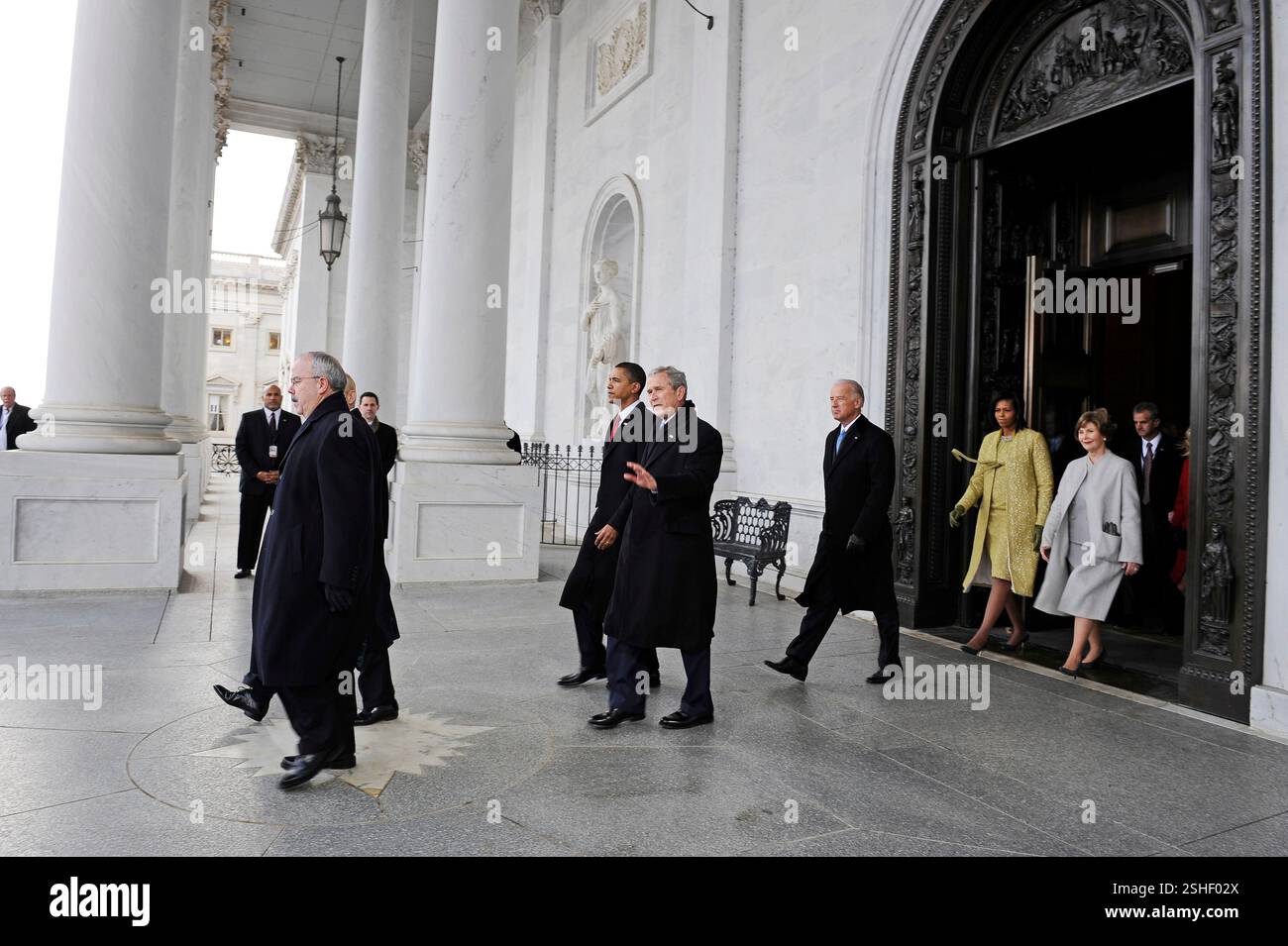 L ex Presidente George W Bush è scortato dal presidente Barack Obama in Stati Uniti Capitol Oriente passi come lui e Laura Bush preparare a decollare in un Marine Corps elicottero in seguito la cinquantaseiesima inaugurazione presidenziale a Washington, 20 gennaio, 2009. DoD foto di Tech. Sgt. Suzanne M. Giorno, U.S. Air Force Foto Stock