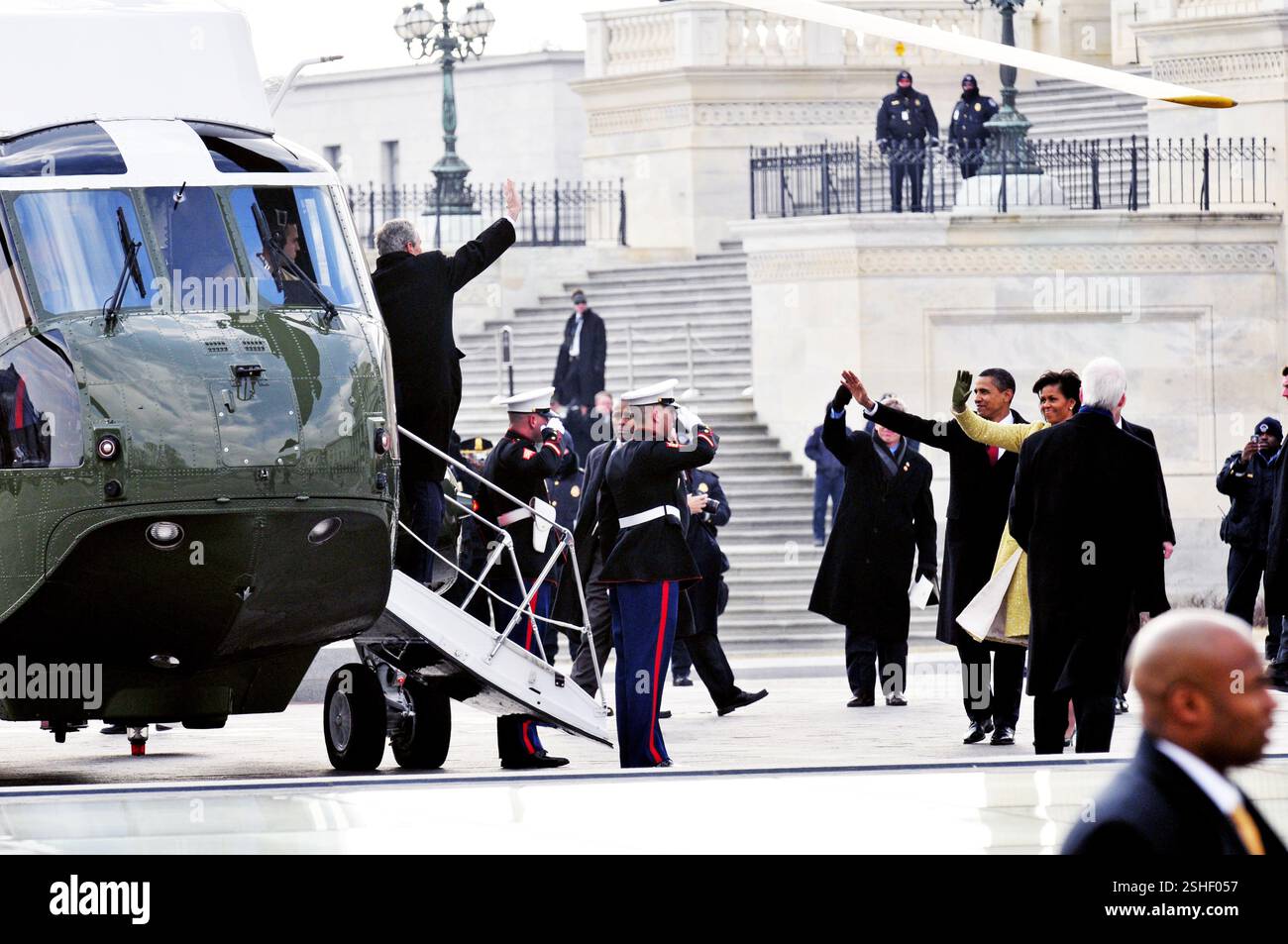 Il presidente Barack Obama e la first lady Michelle Obama Wave addio all ex Presidente George W Bush e Laura Bush come essi board Marine Corps elicottero (HMX-1) per la loro partenza presso l'U.S. Capitol est davanti a Washington, 20 gennaio, 2009. DoD Foto di Capo Tecnico elettronico James Clark, U.S. Navy Foto Stock