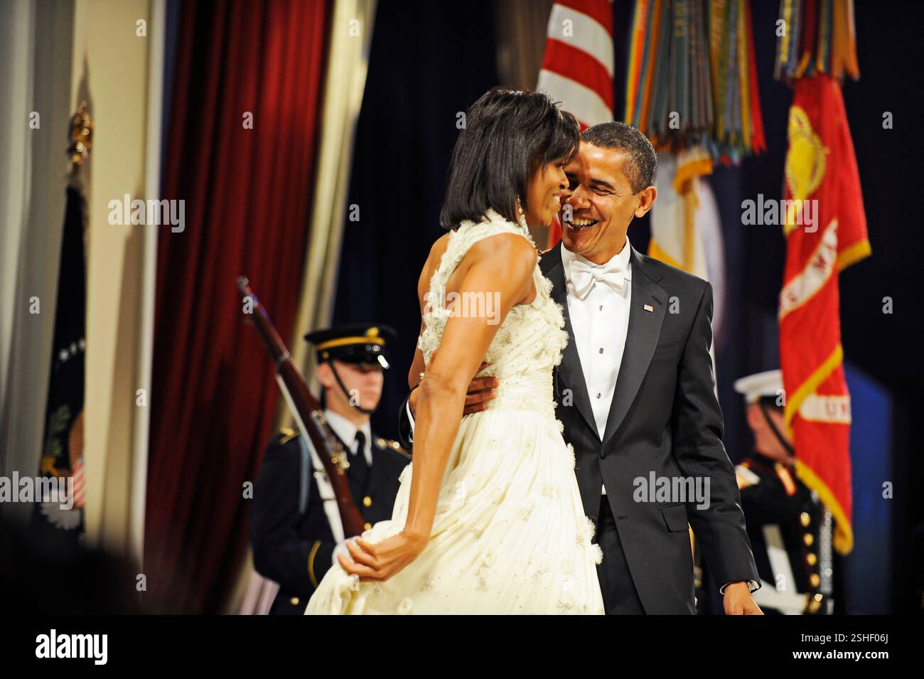 Il presidente Barack Obama e la first lady Michelle Obama terminare la loro danza al Mid-Atlantic palla nel centro cittadino di Washington D.C., Gennaio 20, 2009.DoD foto di Tech. Sgt. Suzanne giorno, U.S. Air Force Foto Stock