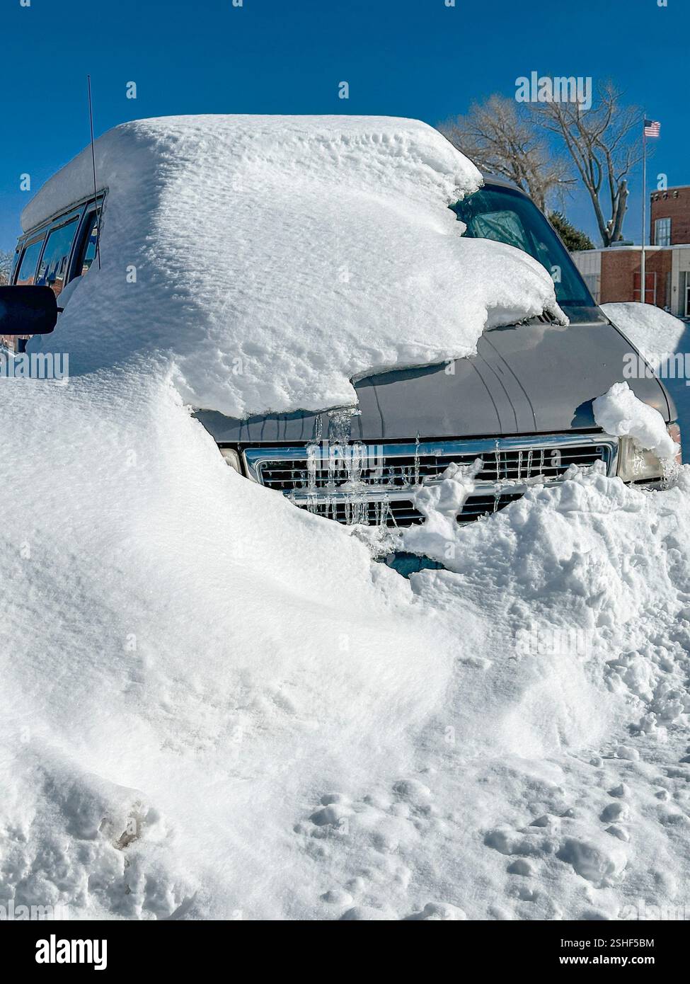 Il furgone in inverno non può muoversi perché la neve copre la parte superiore, gli pneumatici e la griglia. Ammira le rive delle nevi, i ghiacciai e il cielo blu con luce diurna in inverno. Foto Stock