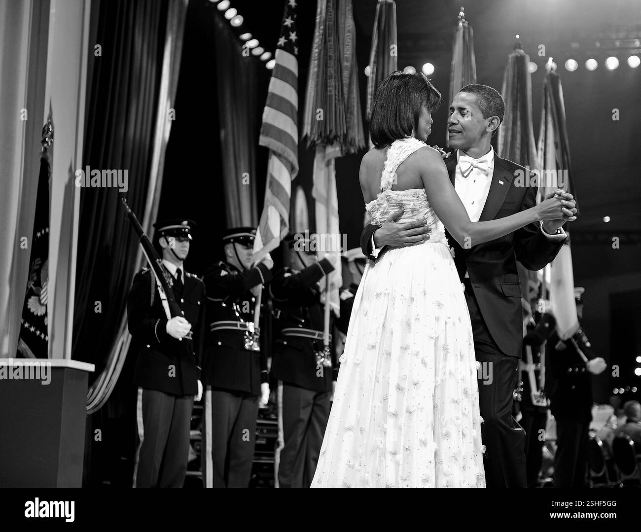 Il presidente Barack Obama e la first lady Michelle Obama danza al Mid-Atlantic palla nel centro cittadino di Washington D.C., 20 gennaio, 2009. DoD foto di Tech. Sgt. Suzanne giorno, U.S. Air Force Foto Stock