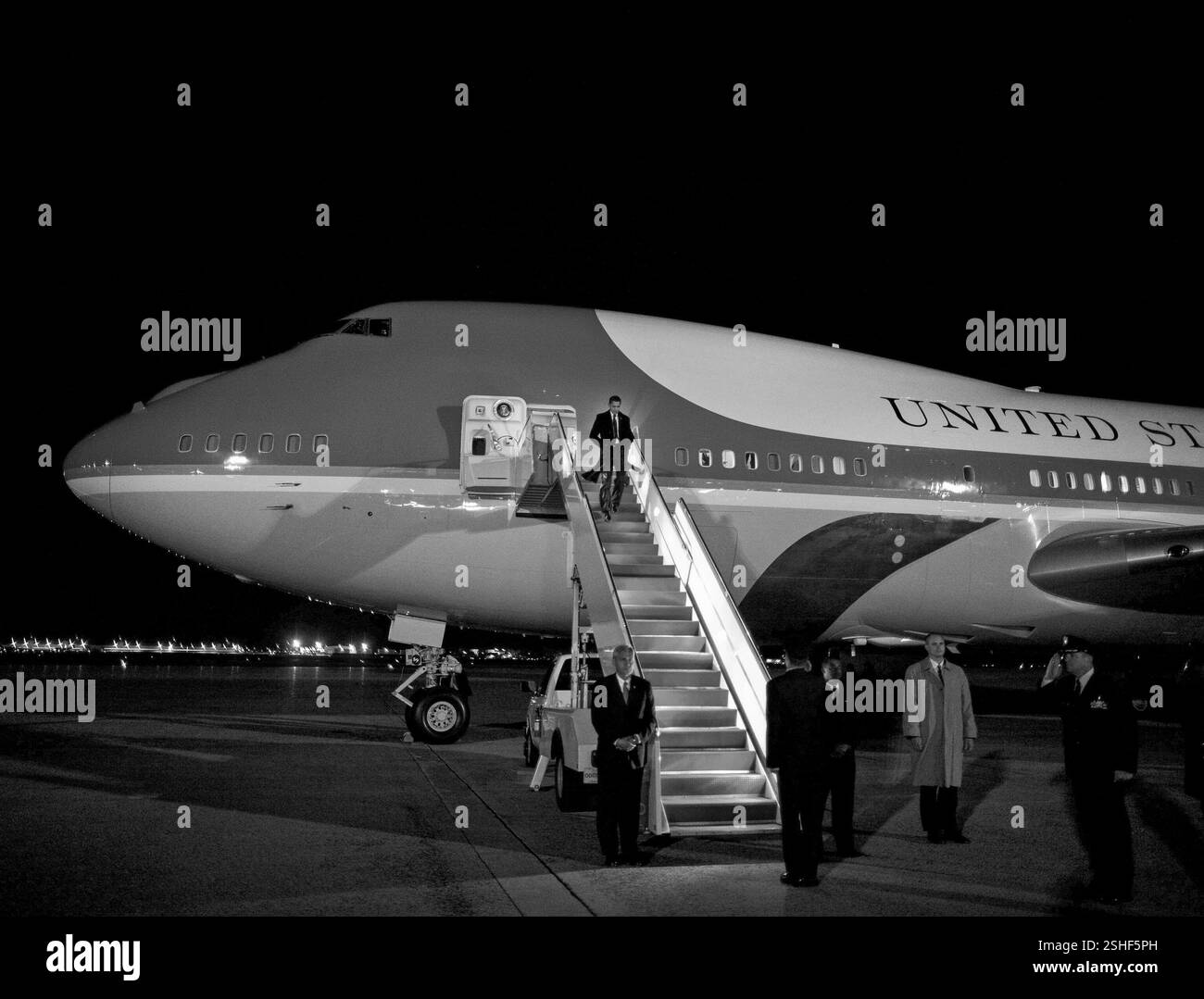 Il presidente Barack Obama fa il suo modo giù per le scale della Air Force One 8 aprile 2009, dopo il suo arrivo alla Andrews Air Force Base di ritorno da Baghdad in Iraq. Gazzetta White House Photo by Pete Souza Foto Stock