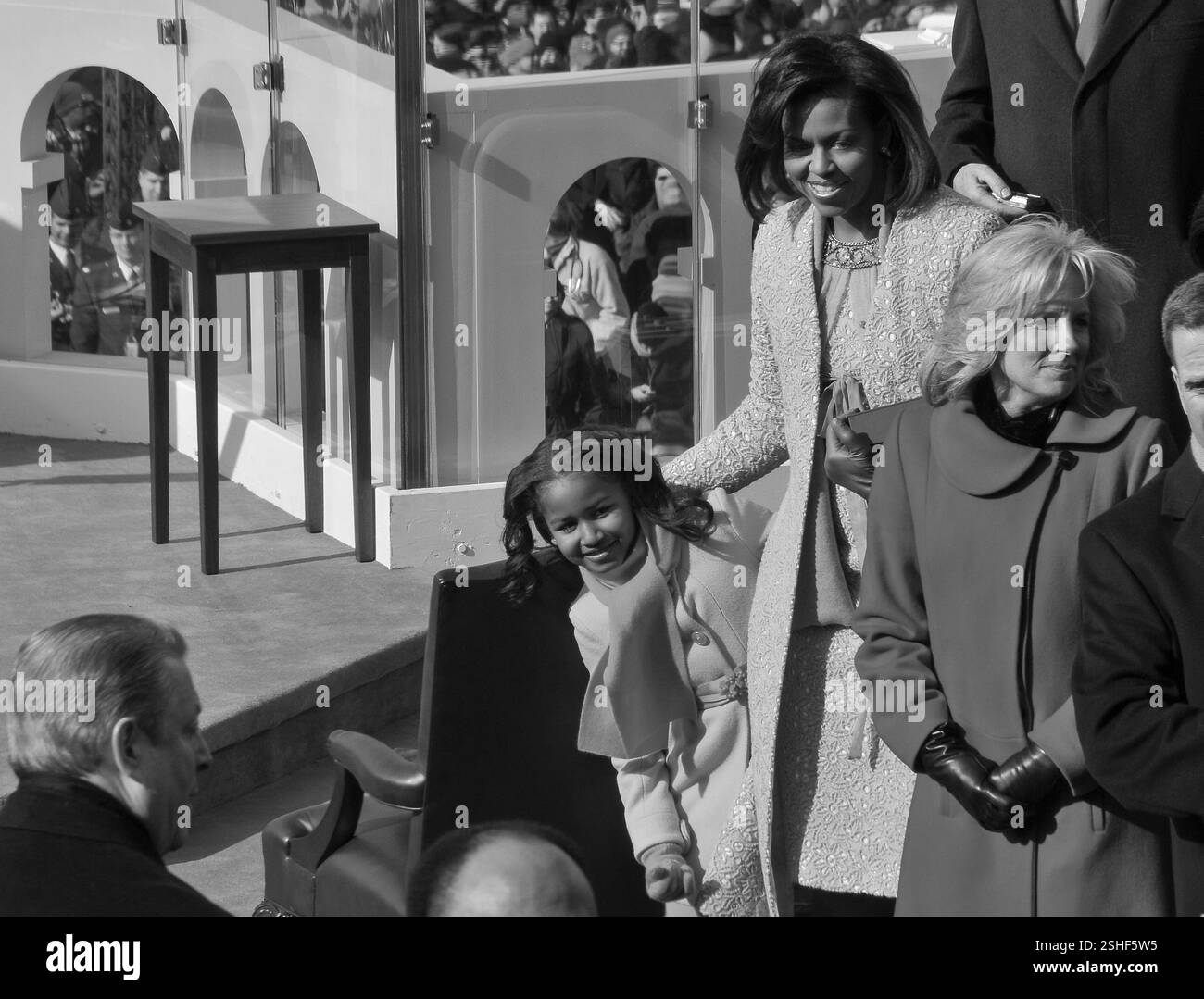 Il presidente eletto Barack Obama la figlia di picchi di Sasha intorno a Michelle Obama come partecipanti arrivano all'U.S. Capitol in Washington, 20 gennaio, 2009. DoD foto di Senior Master Sgt. Thomas Meneguin, U.S. Air Force Foto Stock