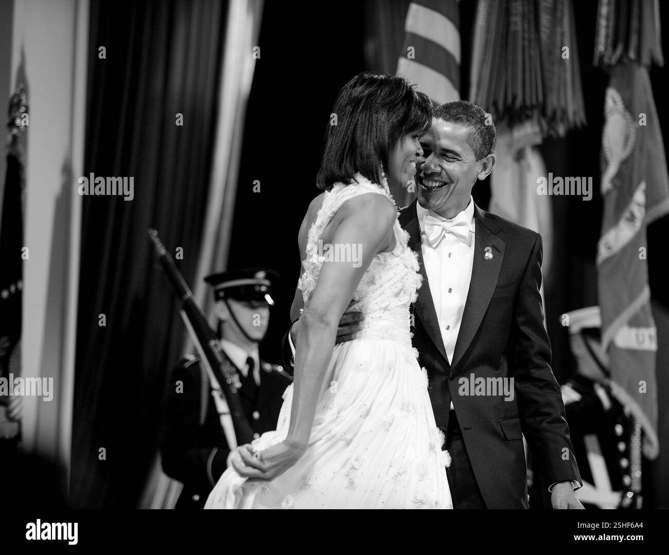 Il presidente Barack Obama e la first lady Michelle Obama terminare la loro danza al Mid-Atlantic palla nel centro cittadino di Washington D.C., Gennaio 20, 2009.DoD foto di Tech. Sgt. Suzanne giorno, U.S. Air Force Foto Stock